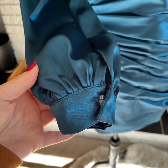 Stunning Backless Satin dress - Picture 4 of 11